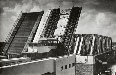 153630 Gezicht op de openstaande spoorbrug over het Kanaal door Zuid-Beveland bij Vlake.